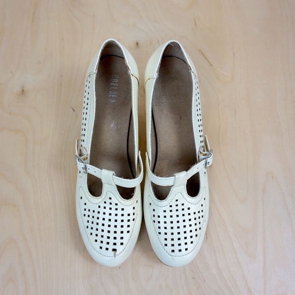 ModCloth (Chelsea Crew) "Matilda" Retro Heels in Cream - Picture 2 of 8